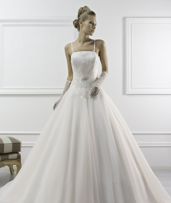 L 309 Abito da sposa in tulle e pizzo